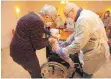  ?? FOTO: DPA ?? So wie diese Seniorin sind in dieser Woche bereits Bewohner aus zwei Altenheime­n in Aldingen und Tuttlingen geimpft worden.