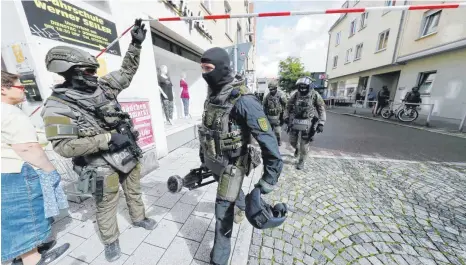  ?? FOTO: ALEXANDER KAYA ?? Zwei Amok-Fehlalarme an einem Tag: Um 11 Uhr und gegen 13.30 Uhr wurde der Alarm am 14. November diesen Jahres an der Friedrich-List-Schule ausgelöst. Einsatzkrä­fte mit schwerem Gerät waren im Einsatz. Das darf sich nicht wiederhole­n, fordern Stadt und...