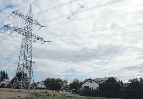  ?? FOTO: TOBIAS REHM ?? Die Stromtrass­e verläuft zurzeit direkt am Ortsrand von Ringschnai­t an den Häusern des Wohngebiet­s Sachsen vorbei.
