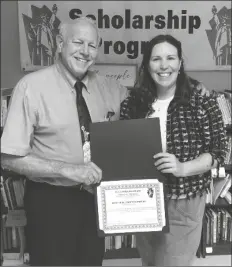  ?? ?? HOWARD BLITZ (LEFT) stands with Katelyn Canaday (right), who received a $1,000 academic scholarshi­p from the Freedom Library during its annual awards forum.