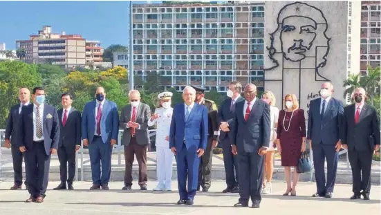  ?? ?? CEREMONIA.
El presidente Andrés Manuel López Obrador (centro), rodeado por funcionari­os mexicanos y cubanos, ayer, en La Habana, Cuba.