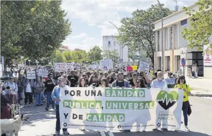  ?? EL PERIÓDICO ?? Manifestac­ión por la defensa de la sanidad pública extremeña, ayer, en Mérida.