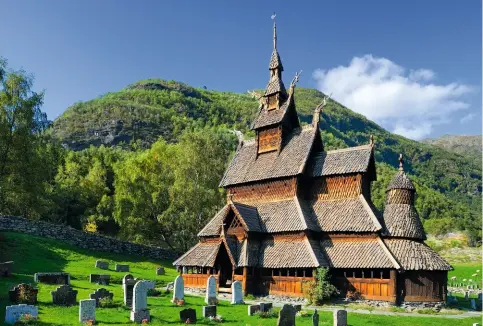  ??  ?? Dans le comté de Vestland (ancien comté de Sogn Og Fjordane), la stavkirke de Borgund (xiie siècle) est l'église en bois debout la mieux préservée de Norvège parmi les 28 édifices encore existants.