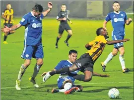  ?? Picture: Steve Terrell ?? Zavon Hines wins a second-half penalty