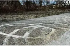  ?? Foto: privat ?? Tiefe Reifenspur­en ziehen sich durch den frisch eingeschot­terten Svm-parkplatz auf den Heidenheim­er Reutenen.