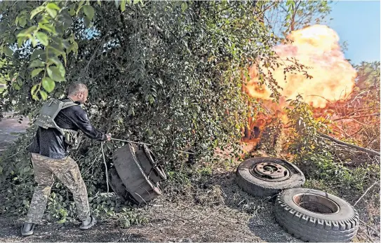  ?? Getty ImaGes ?? Un soldado ucraniano dispara un mortero en su posición de combate en la región del Donetsk