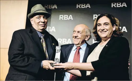  ?? ÀLEX GARCIA ?? Mosley recibió ayer de manos de Ada Colau el premio RBA de Novela Policiaca, en presencia de Ricardo Rodrigo, presidente de la editorial