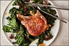  ?? JOHNNY MILLER - THE NEW YORK TIMES) ?? Pork Chops with Kale and Dates.