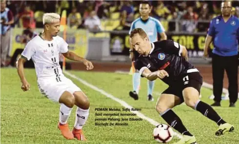  ??  ?? PEMAIN Melaka, Safiq Rahim (kiri) menyekat kemaraan pemain Pahang, Jose Eduardo Bischofe De Almeida.