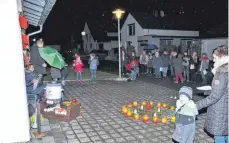  ?? SZ-FOTO: ELISABETH SOMMER ?? In Schmiechen findet immer freitags ein „lebendiger Adventskal­ender“statt.