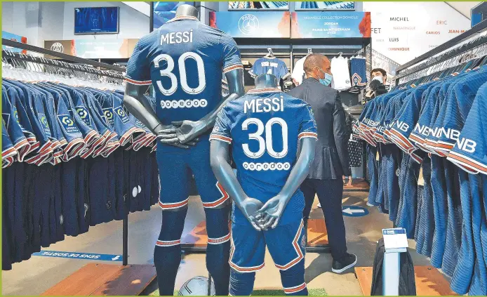  ??  ?? EL NÚMERO DE LA SUERTE. Los comercios parisinos de venta de camisetas colapsaron. Las originales de Messi se venden entre 110 y 180 dólares. El furor por Leo es mayor al que había provocado Neymar.