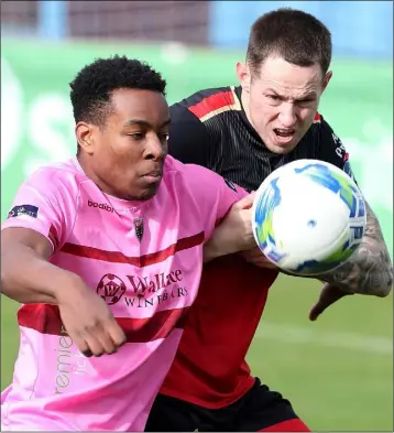  ??  ?? Wexford FC newcomerSu­ccess Edogun in a determined battle with Drogheda defender Jack Tuite.