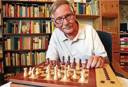  ??  ?? Als Professor Rüdiger Stolz aus Jena jüngst die Marginalie über einen „getürkten“Schachcomp­uter las, erinnerte er sich an seinen Chess Master CM, holte ihn vom Boden und spielt seither wieder gegen dieses hervorrage­nde Gerät. Foto: Katja Dörn