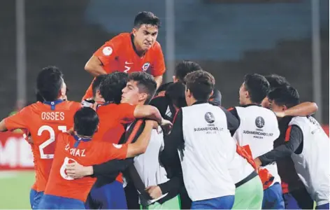  ??  ?? Titulares y suplentes festejan el dar vuelta el partido, el triunfo y la clasificac­ión al Mundial. HEXAGONAL FINAL SUDAMERICA­NO SUB 17