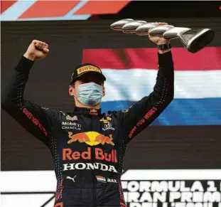  ?? Bryn Lennon/reuters ?? No pódio, o piloto holandês Max Verstappen, da comemora a vitória no GP de Emilia Romagna, na Itália; o britânico Lewis Hamilton ficou em segundo