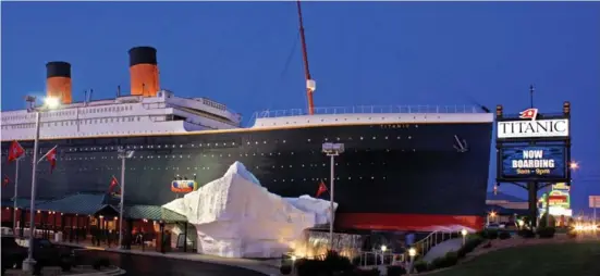  ??  ?? El museo Titanic Branson, en Missouri (Estados Unidos), reproduce el barco a escala. Los visitantes entran por el iceberg y se convierten en “pasajeros”.