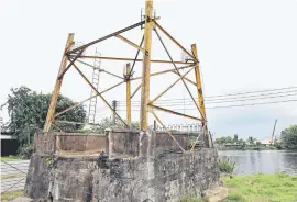  ??  ?? The damaged tower still exists, reminding people of the old Satok Suspension Bridge which was built in 1926.