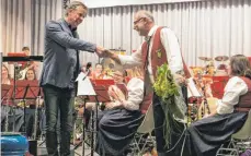  ?? FOTO: VOKLER JAUCH ?? Moderator Uli Boettcher und Dirigent Dieter Schneider.