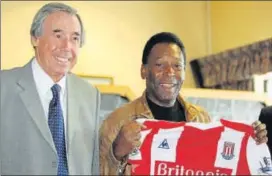  ?? ACTION IMAGES ?? Gordon Banks and Pele during a charity match at the Britannia Stadium in 2008.