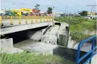  ?? HANSEL VáSQUEZ ?? La foto muestra el vertimient­os de aguas servidas.