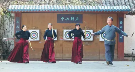  ?? ZHU FENG / FOR CHINA DAILY ?? Zheng Haiting and three of his students practice his Kuixu ceremonial archery at Daming Lake in Jinan, Shandong province.