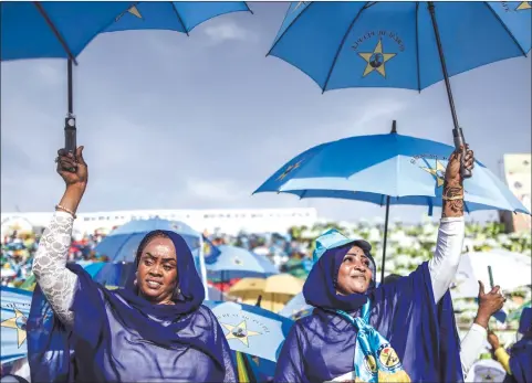  ?? Photo: Nampa/AFP ?? Celebratio­ns …. Supporters raise their umbrellas to cheer during the last election campaign rally for Chadian President Idriss Deby Itno in N’Djamena on 9 April, 2021 ahead of the Presidenti­al election last weekend.