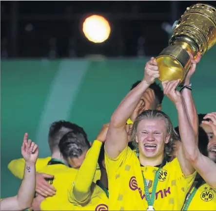  ??  ?? Los jugadores del Dortmund celebran sobre el césped del Olímpico de Berlín la conquista de la Pokal.
