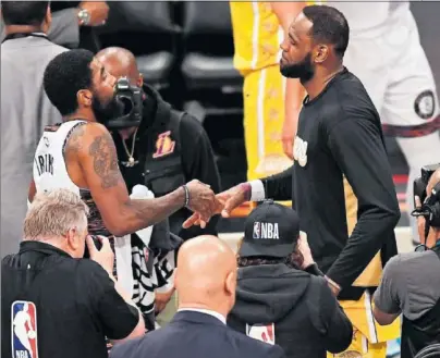  ??  ?? Kyrie Irving y LeBron James se saludan antes de un Nets-Lakers de esta temporada.
