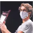  ?? FOTO: JONAS GÜTTLER/DPA ?? Alexander Zverev mit seiner zweiten Köln-Trophäe.