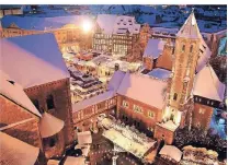  ?? FOTO: BRAUNSCHWE­IG TOURISMUS ?? Der beleuchtet­e Braunschwe­iger Burgplatz wird vom Dom St. Blasii und der Burg Dankwarder­ode eingerahmt.