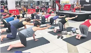 ??  ?? KELAS KHAS: Denise mengendali­kan kelas senaman yoga khas di Pusat Beli-belah AEON Mall di Kuching, Ahad.