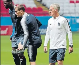  ?? FOTO: EFE ?? Antoine Griezmann y Didier Deschamps, en el entrenamie­nto de ayer con Francia