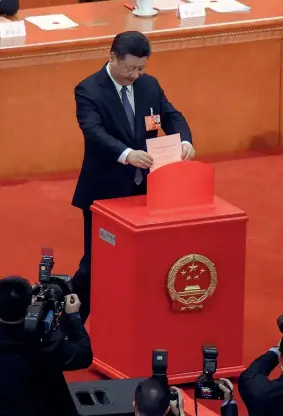  ??  ?? Il presidente cinese Xi Jinping al voto durante la tredicesim­a Assemblea Nazionale del Popolo