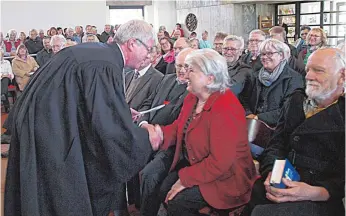  ?? FOTO: BAWA ?? Pfarrer Volker Gerlach bedankt sich nach dem Gottesdien­st bei Gerhard und Edeltraud Stör für die großzügige Glockenspe­nde.