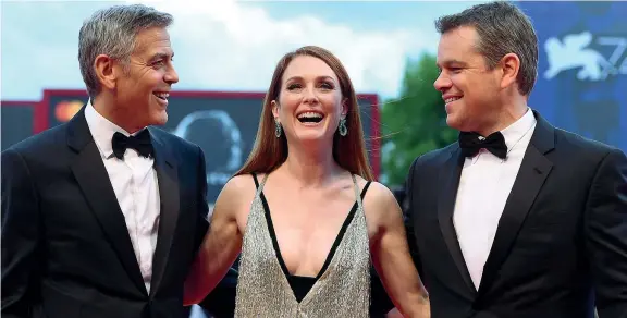  ??  ?? Tris d’assi Tre delle più grandi star «made in Hollywood»: George Clooney (56 anni) ha diretto Julianne Moore (56 anche per lei) e Matt Damon (46) nel suo nuovo film «Suburbicon»