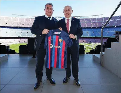 ?? ?? El presidente del FC Barcelona, Joan Laporta, con el presidente de Limak Holdings, Nihat Özdemir, el pasado 31 de enero.