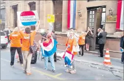  ??  ?? Manifestan­tes se oponen a que un político presida el JEM.