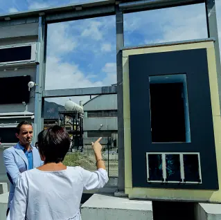  ??  ?? Fotovoltai­co Uno dei laboratori outdoor del Noi per ricerche sul fotovoltai­co di Eurac Research inaugurati a luglio