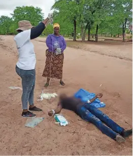  ?? ?? An MSF nurse administer­ing fluids to patient by the road side in Buhera district, Manicaland province