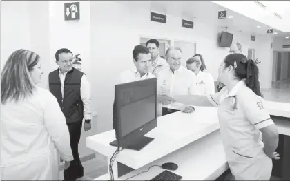  ?? Foto Cortesía IMSS ?? El presidente Enrique Peña inauguró ayer una clínica del IMSS. Lo acompaña Mikel Arriola (a la derecha)