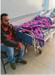  ??  ?? Fadi Sabri Habsoori mit seiner schwer verletzten Frau in der Alsalam-Klinik.