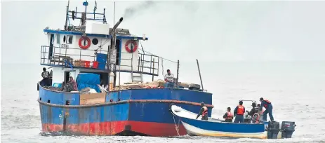  ?? FOTO: LUIS LEMUS ?? AMENAZA. El barco de carga quedó varado en la salida del muelle de cabotaje de La Ceiba.