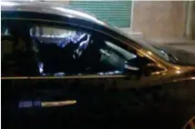  ??  ?? Automóvil del alcalde resultó con los vidrios rotos.