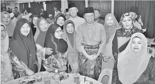  ??  ?? UNTUK ALBUM: Hadirin sempat merakamkan kenangan bersama Abang Johari (empat kanan) pada Majlis Ramah-Tamah Hari Raya Aidilfitri DUN Nangka di Sibu, semalam.