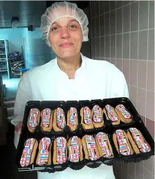  ??  ?? Au dessert, des éclairs aux couleurs des équipes qualiiées pour l’Euro 2016.