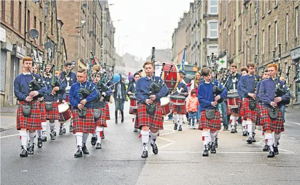  ??  ?? Pipers leading a parade through Stobswell as part of last year’s Stobfest and, below, cupcakes for Danielle McDougall, Nichola Fraser and Chloe Duda.