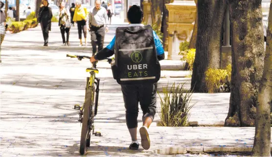  ??  ?? La plataforma de UberEats hace entregas para una red de 7 mil restaurant­es en Estados Unidos.