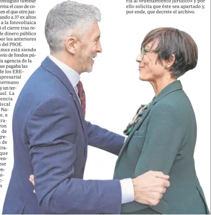  ?? ?? El ministro Grande-Marlaska abraza a María Gámez // IGNACIO GIL