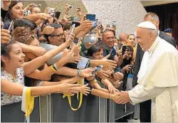  ?? ANSA ?? FERVOR. El Papa y un grupo de estudiante­s, ayer en el Vaticano.