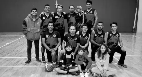  ??  ?? Desterrado­s conquista el campeonato en la Liga Premier de Basquetbol de Irapuato,categoría Oro.